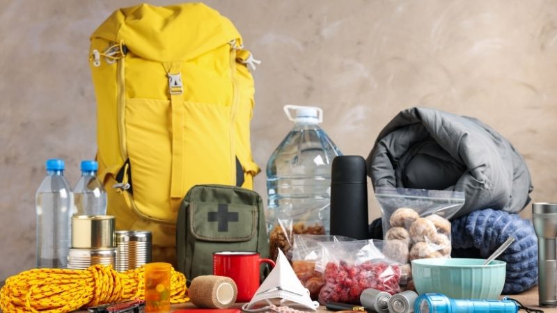 Deprem çantası, afet anında hayatta kalmayı kolaylaştıran en önemli ihtiyaçlardan