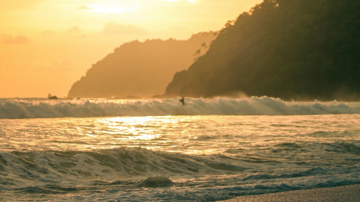 Altın sarısı kumları, cam gibi denizi ve dingin atmosferiyle Badavut