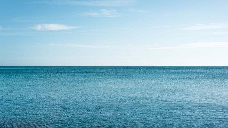 İzmir’in saklı kalmış köşelerinden biri olan Urla’daki Altınköy Plajı, dingin