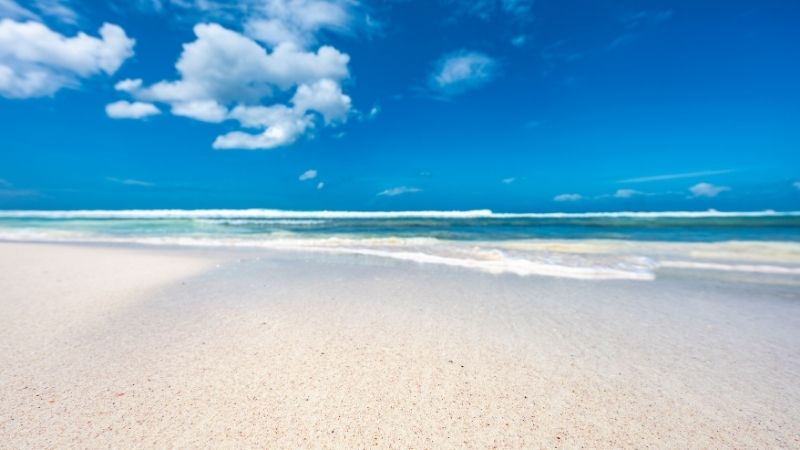 İzmir’in Çeşme ilçesinde yer alan Delikli Koy, doğal kayalıkları, berrak