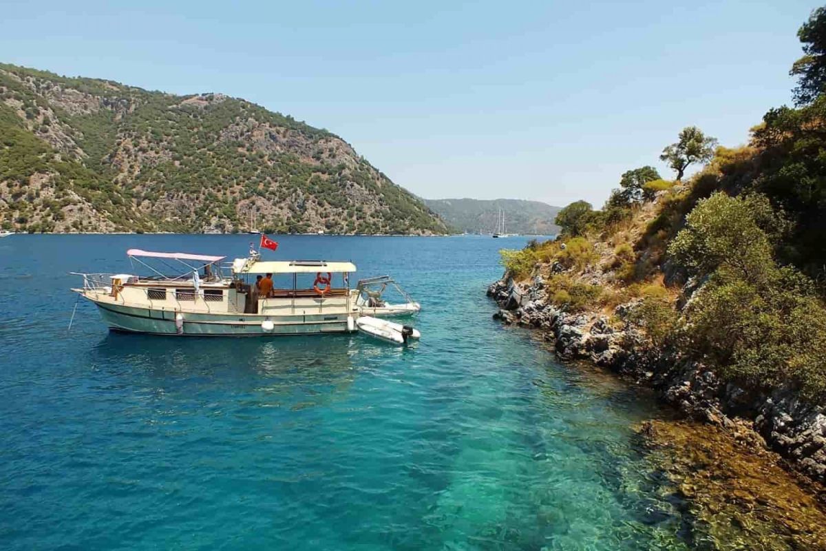 Sadece deniz yoluyla ulaşılabilen Sıralıbük Koyu, Dalaman’da kalabalıktan uzak sakin