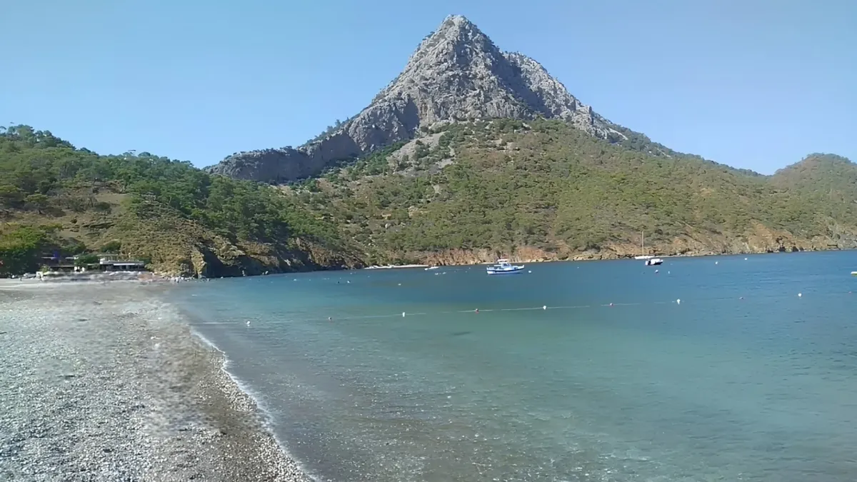 Antalya’nın Kumluca ilçesinde yer alan Adrasan Plajı, masmavi denizi ve