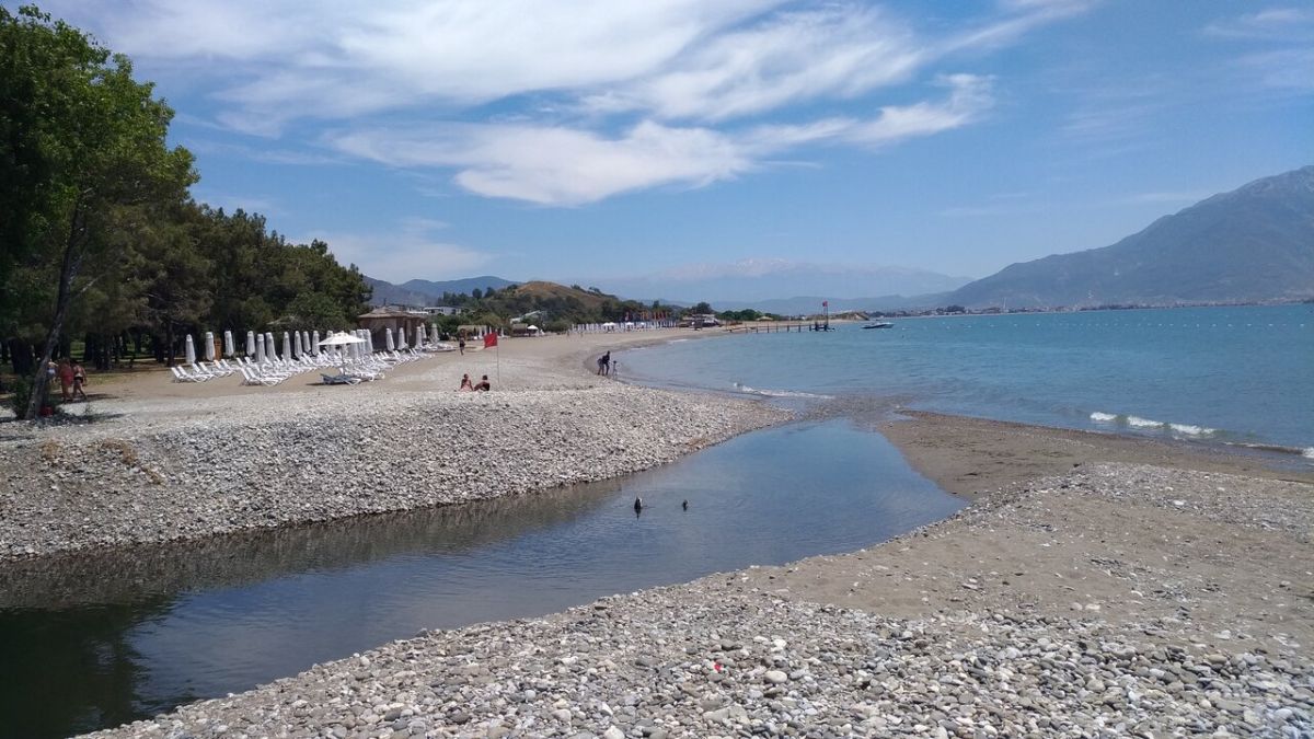 Muğla’nın gözlerden uzak koylarından Akmaz Plajı, berrak denizi ve doğal