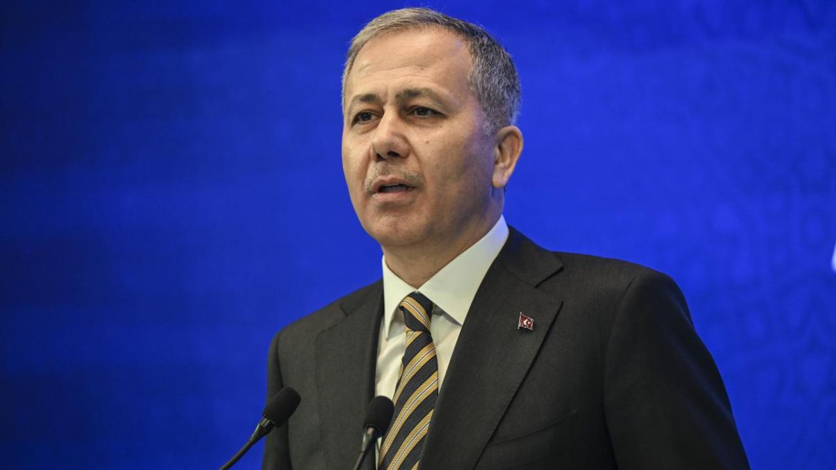 İçişleri Bakanı Ali Yerlikaya, haklarında kırmızı bülten ve ulusal yakalama