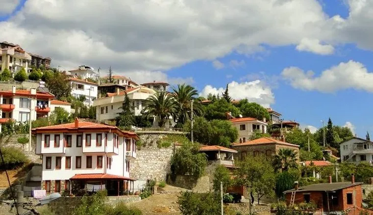 Kazdağları’nın eteklerinde yer alan Edremit Altınoluk, tertemiz havası, Mavi Bayraklı