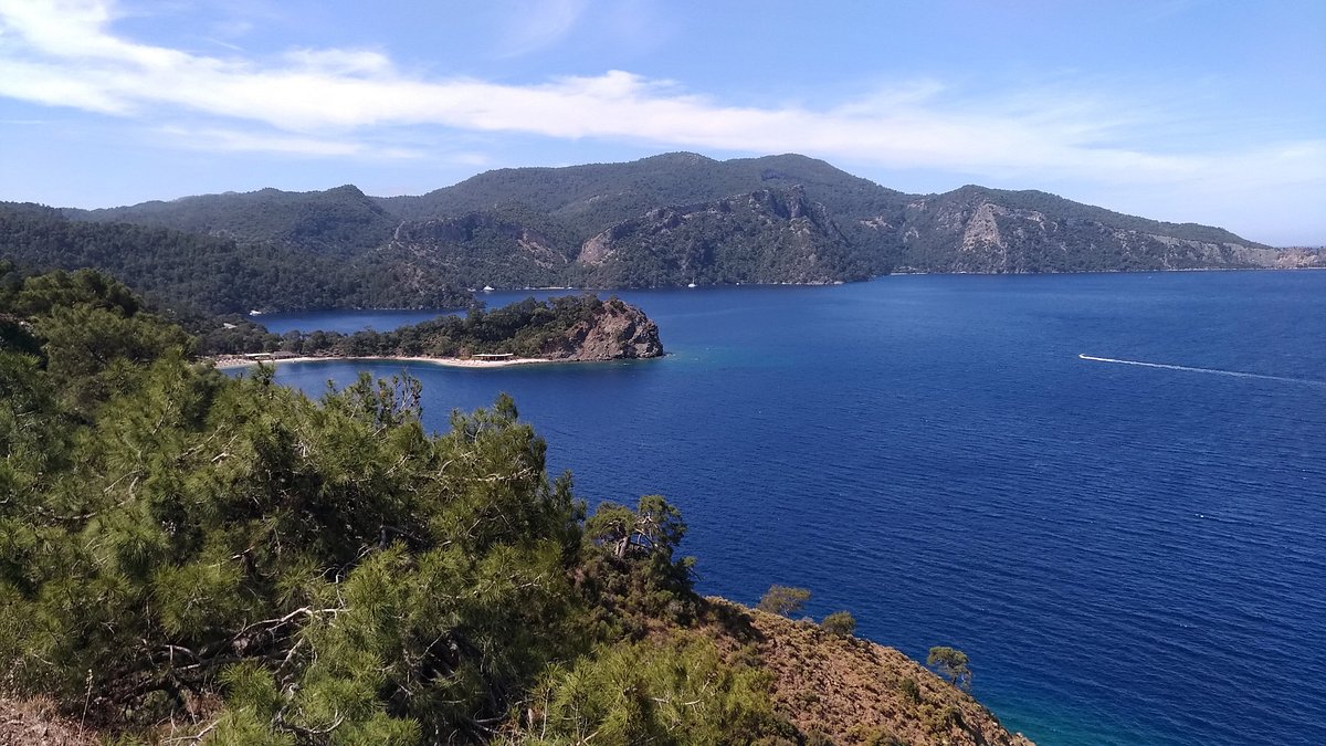 Muğla’nın sakin ve doğallığını koruyan cennetlerinden Büyük Boncuklu Koyu, berrak