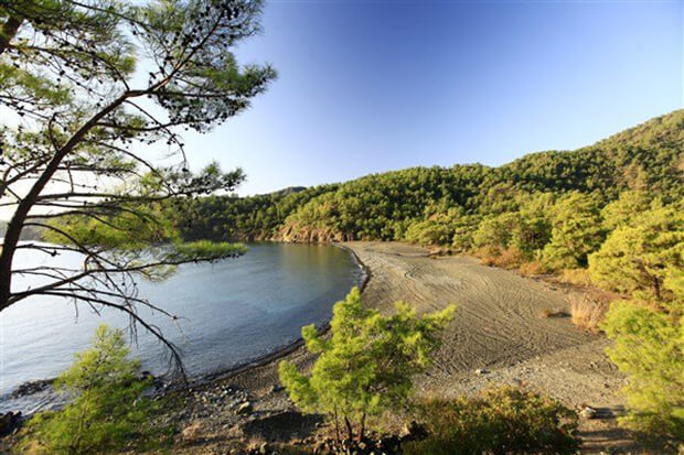 Antalya’nın Kemer ilçesinde yer alan Beycik Bükü Koyu, kalabalıktan uzak,
