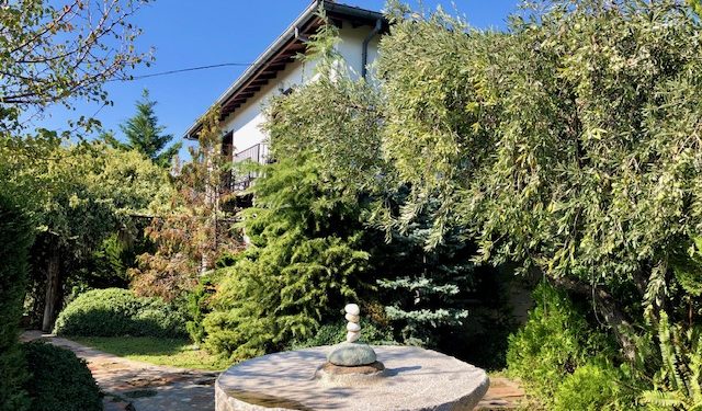 Edremit’e bağlı Hacıarslanlar Köyü, doğal dokusu, sakin atmosferi ve köy