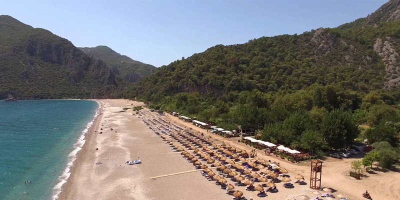 Antalya’nın Kemer ilçesinde yer alan, turkuaz tonlarındaki denizi, caretta carettaları