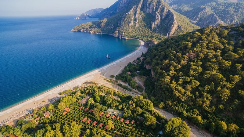 Antalya’nın doğa harikalarından biri olan Olympos Plajı, tarih ve denizin