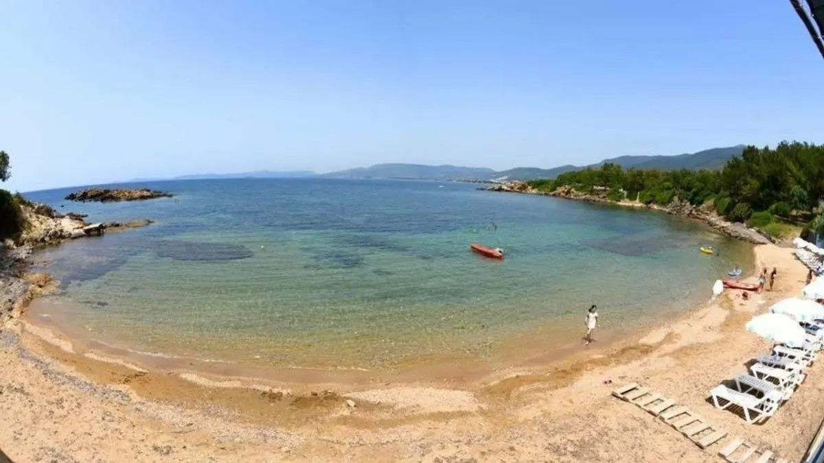 İzmir’in Menderes ilçesine bağlı Özdere beldesinde yer alan Gökkuşağı Koyu,