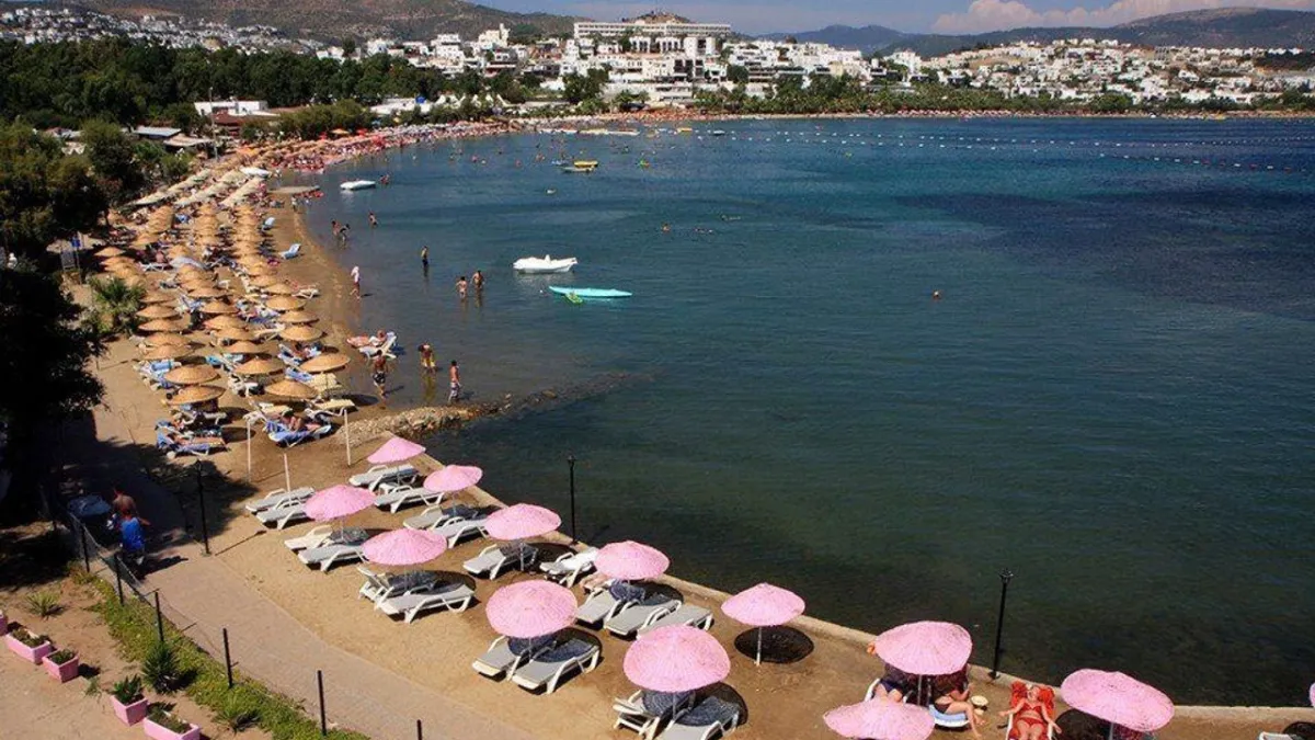 Bodrum’un merkezine sadece 3 kilometre uzaklıktaki Gümbet Sahili, yaz aylarında