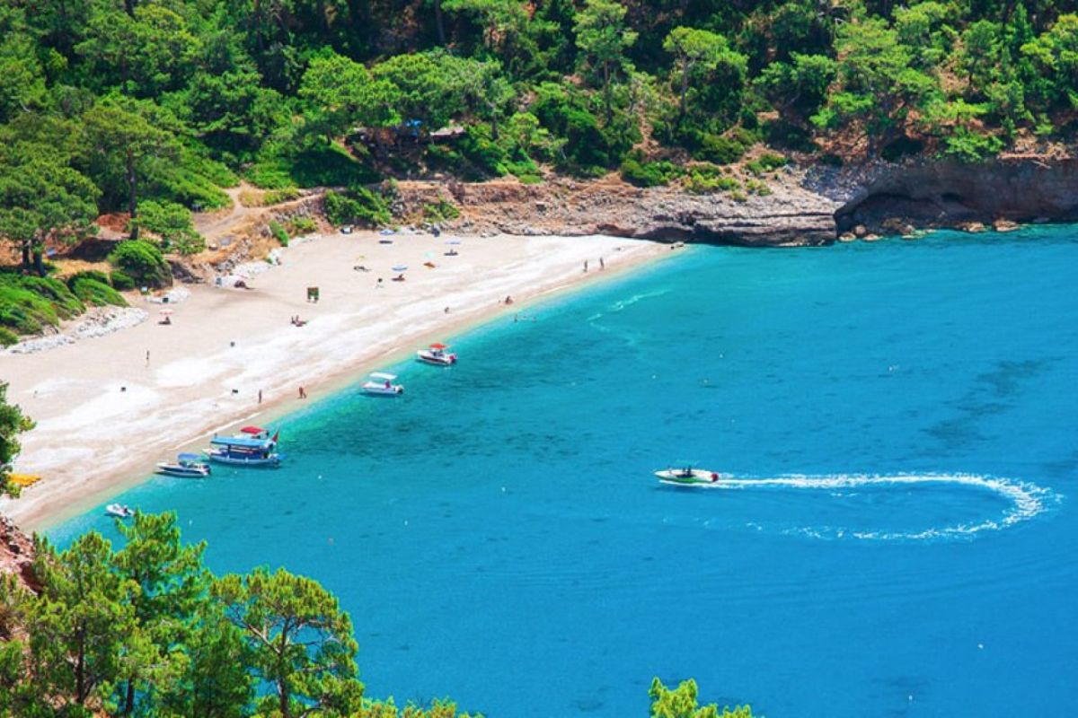 Muğla’nın Fethiye ilçesinde yer alan Kabak Koyu, kalabalıktan uzak, doğayla