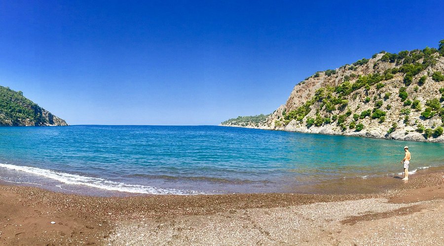 Doğallığını koruyan bu sakin sahil, berrak denizi ve el değmemiş