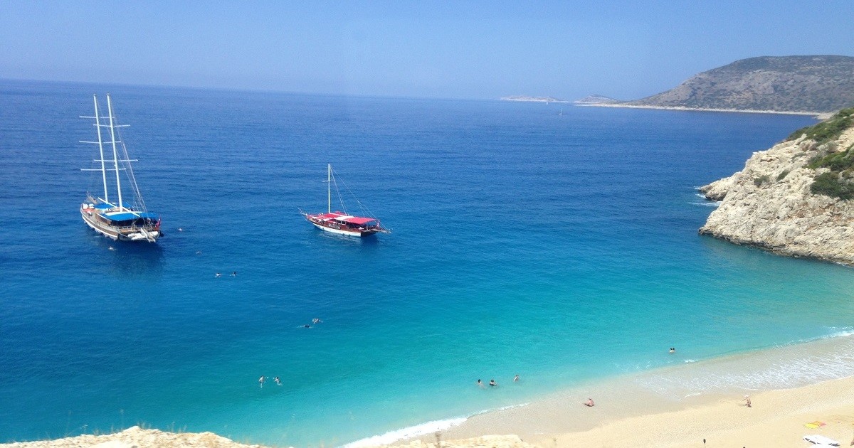 Antalya’nın Demre ilçesine bağlı Kekova, sular altındaki batık şehriyle tarihin