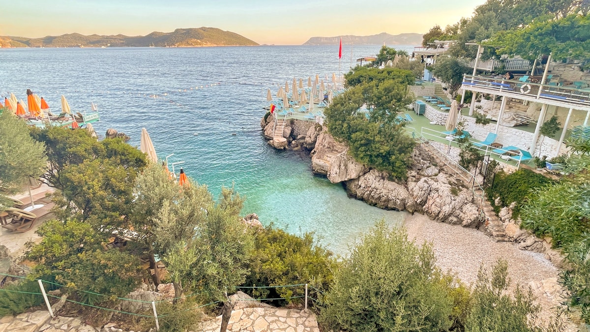 Kaş merkezinde yer alan Küçük Çakıl Plajı, serin suları ve