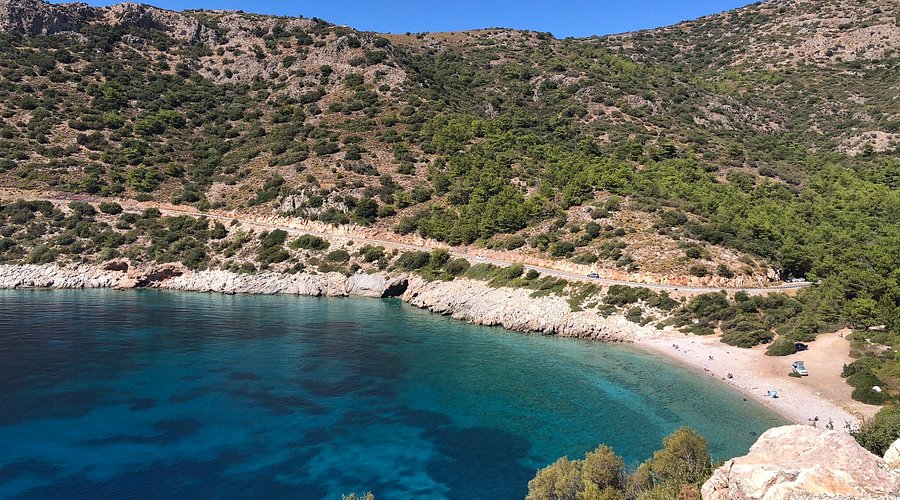 Turkuaz denizi ve çam ormanlarıyla çevrili Kurubük Koyu, Muğla’nın en