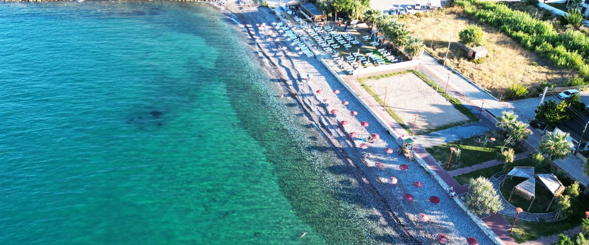 Karaburun’un saklı güzelliklerinden Kuyucak Plajı, tertemiz denizi ve bozulmamış doğasıyla