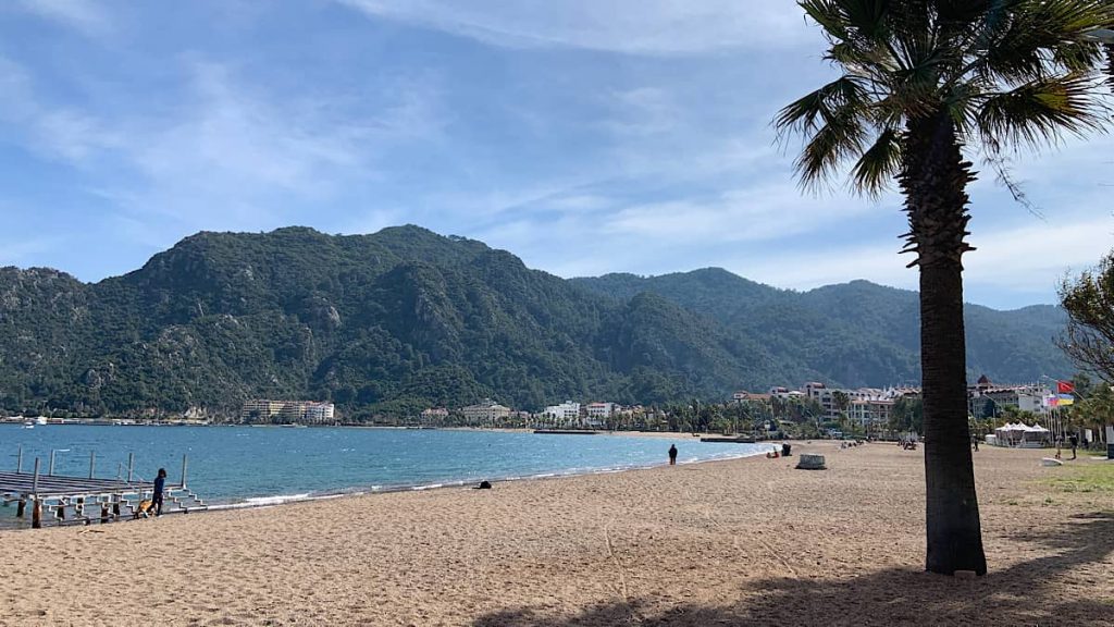 Muğla’nın Marmaris ilçesinde yer alan İçmeler Plajı, turkuaz denizi ve