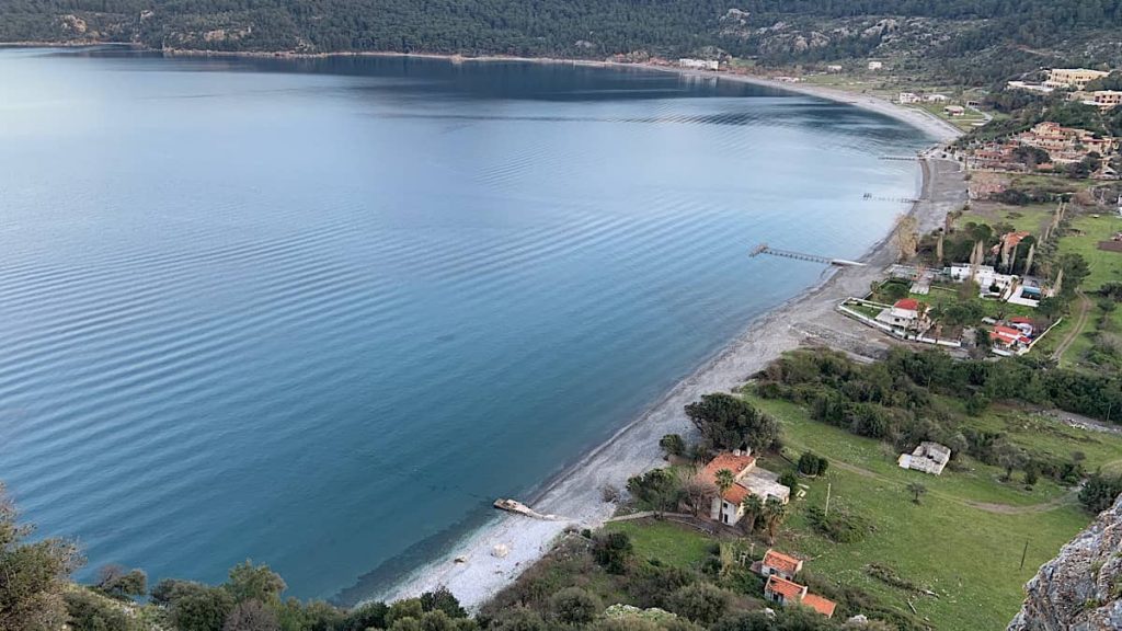 Muğla’nın Marmaris ilçesinde yer alan Turunç Plajı, doğal güzelliği, berrak