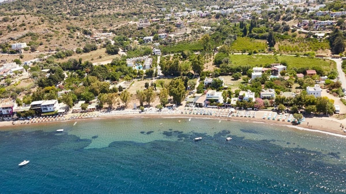 Doğal yapısını koruyan Gümüşlük Koyu, turkuaz denizi ve huzurlu atmosferiyle