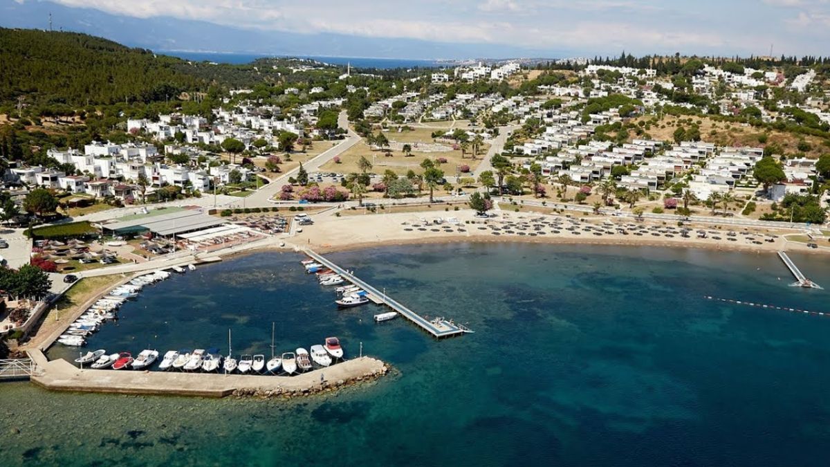 Balıkesir’in Gömeç ilçesinde bulunan Güvercin Koyu, yaz sezonunun en dikkat