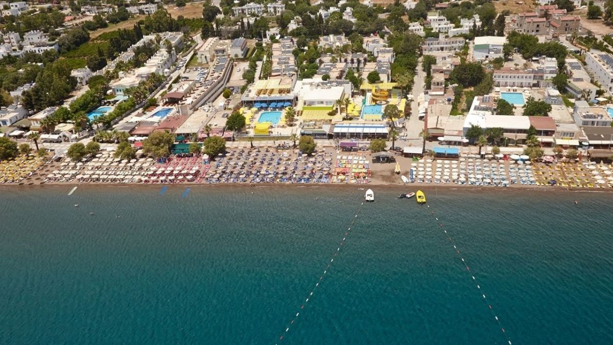 Muğla’nın Bodrum ilçesinde yer alan Yahşi Plajı, sakin atmosferi ve