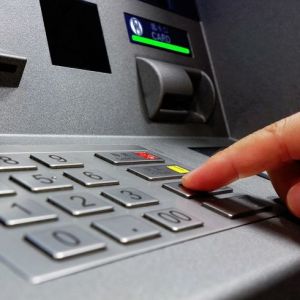 Bankacılık sektöründe başlatılan yeni uygulamayla bazı ATM’lerden ambalajlı ve sertifikalı