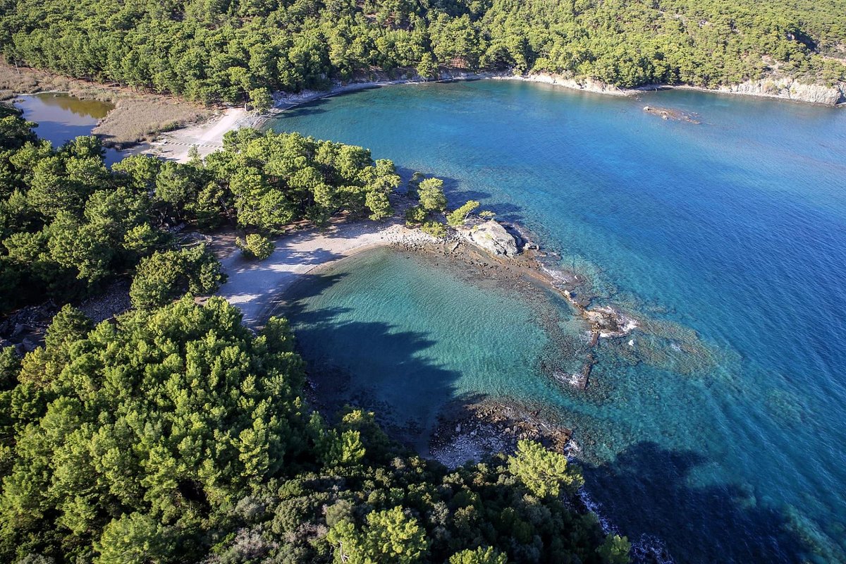 Antalya’nın Kemer ilçesinde yer alan Phaselis Antik Kenti Plajı, tarihle