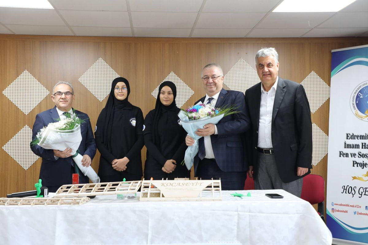 Edremit Belediyesi Şampiyon Öğrencileri Ödüllendirdi! photo 2025 11 04 15 41 45 - Marmara Bölge Gazetesi