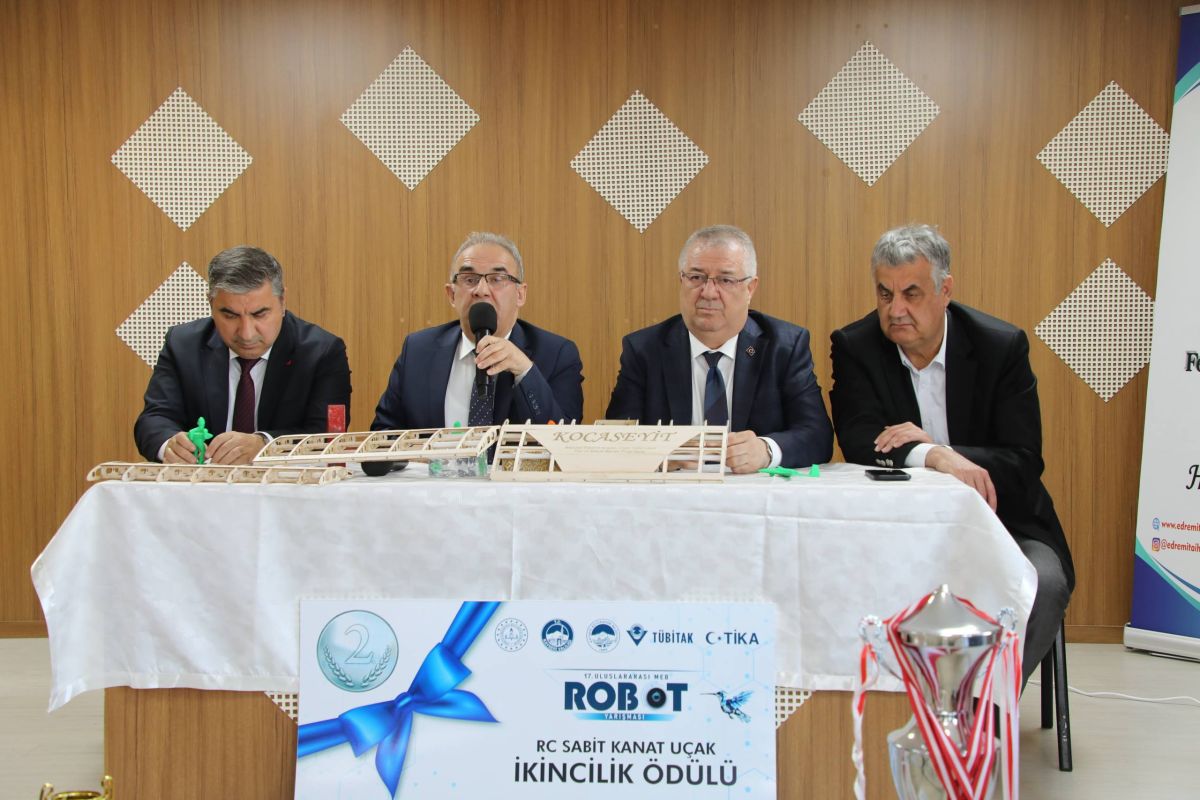 Edremit Belediyesi Şampiyon Öğrencileri Ödüllendirdi! photo 2025 11 04 15 41 55 - Marmara Bölge Gazetesi