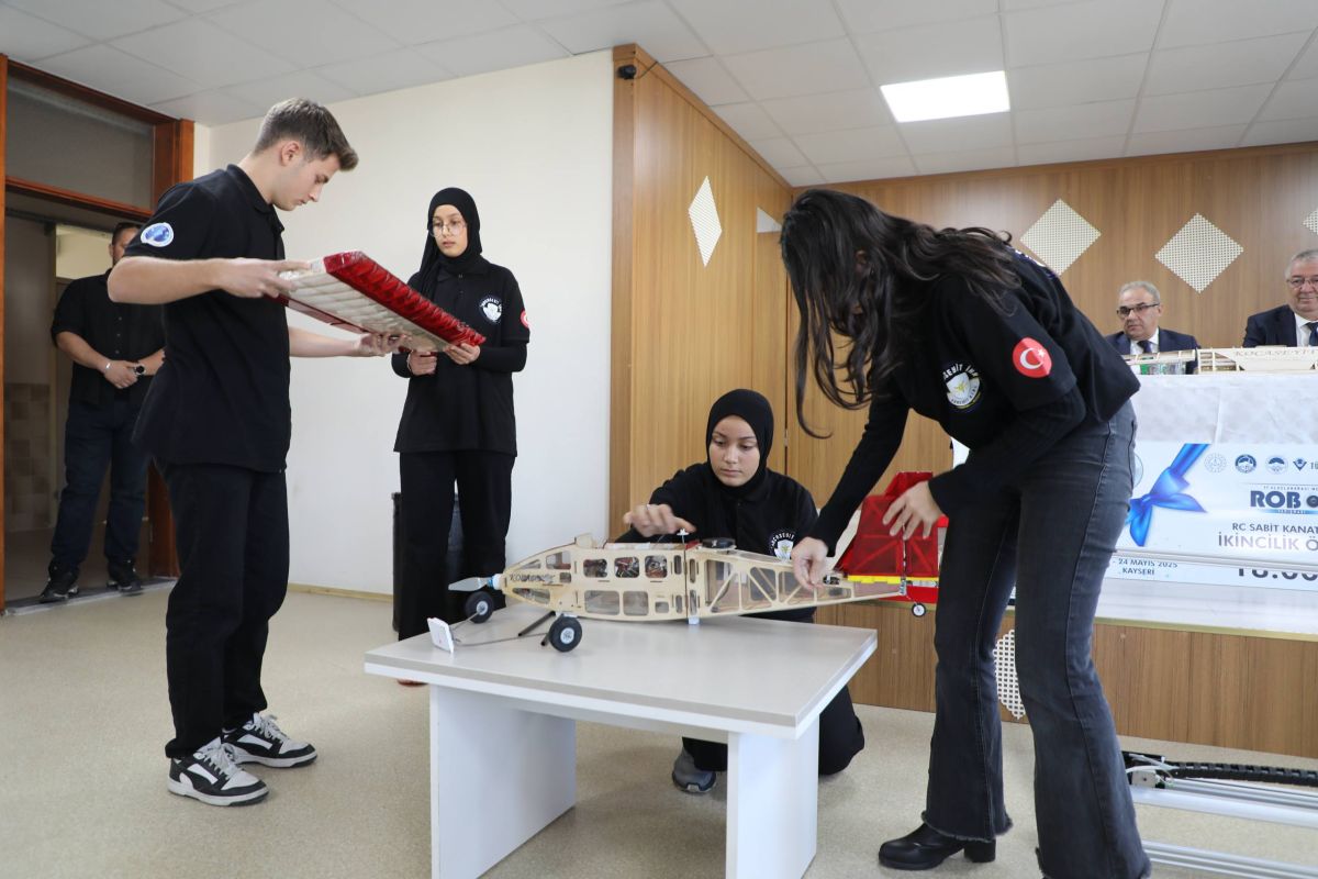 Edremit Belediyesi Şampiyon Öğrencileri Ödüllendirdi! photo 2025 11 04 15 42 10 - Marmara Bölge Gazetesi