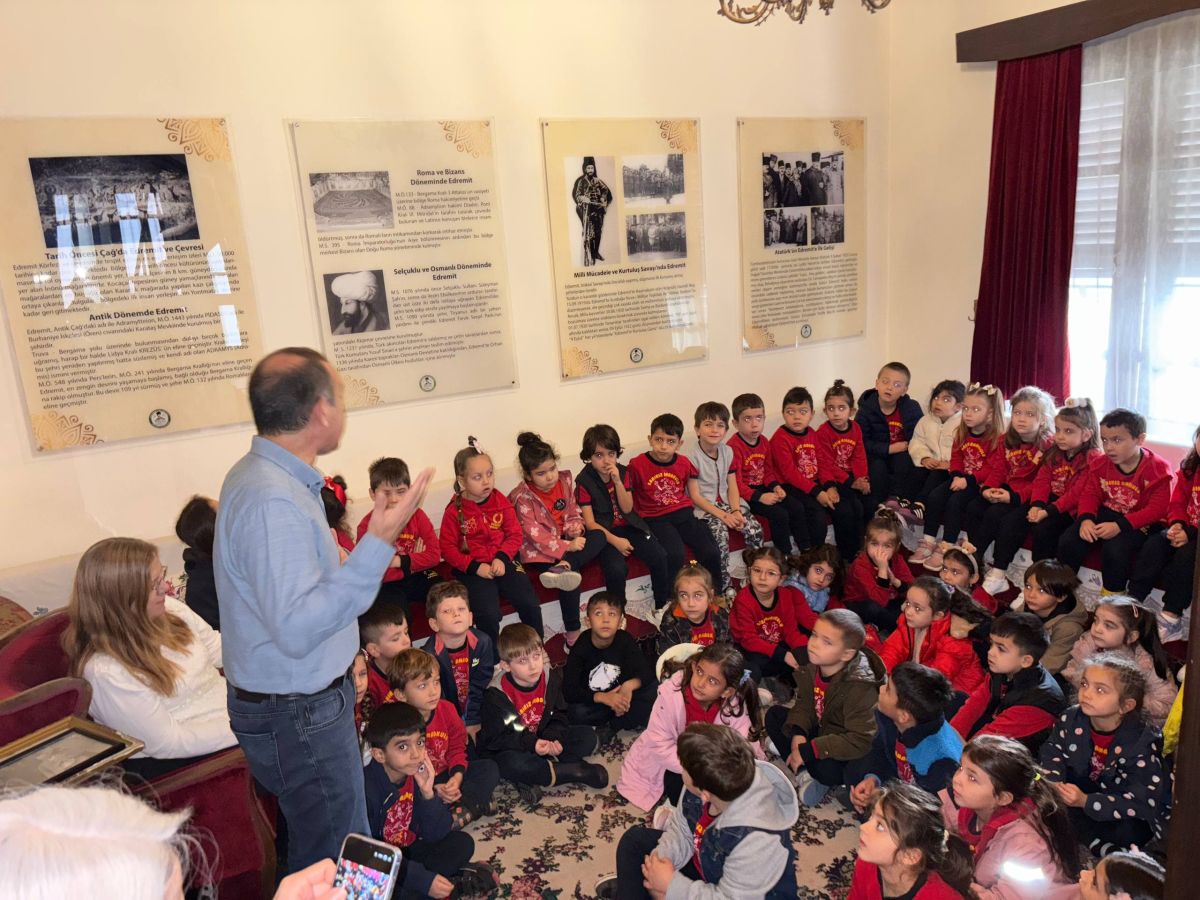 Edremit’te Atatürk Kültür Evi’ne Ziyaretçi Akını! photo 2025 11 06 12 00 44 - Marmara Bölge Gazetesi