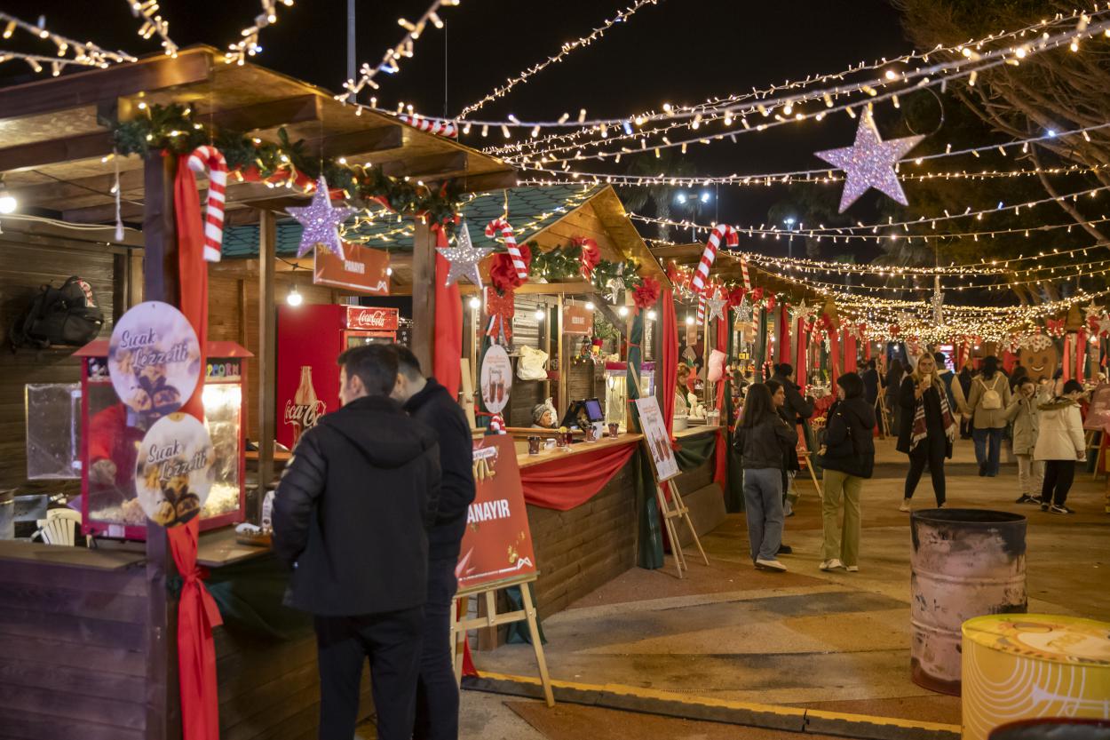 rengarenk atmosferiyle buyuksehirin yilbasi pazari mersinlilere yeni yil coskusu yasatiyor 3 348159 - Marmara Bölge Gazetesi