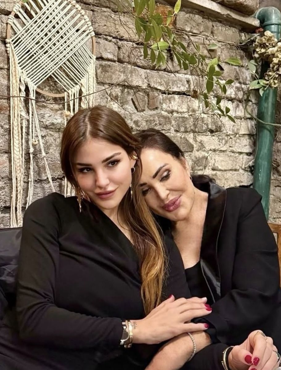 Anne-Kız Pozu Sosyal Medyayı Salladı! s 2a5489df43e21ab03e07534a0cd7c9084f37b64e - Marmara Bölge Gazetesi