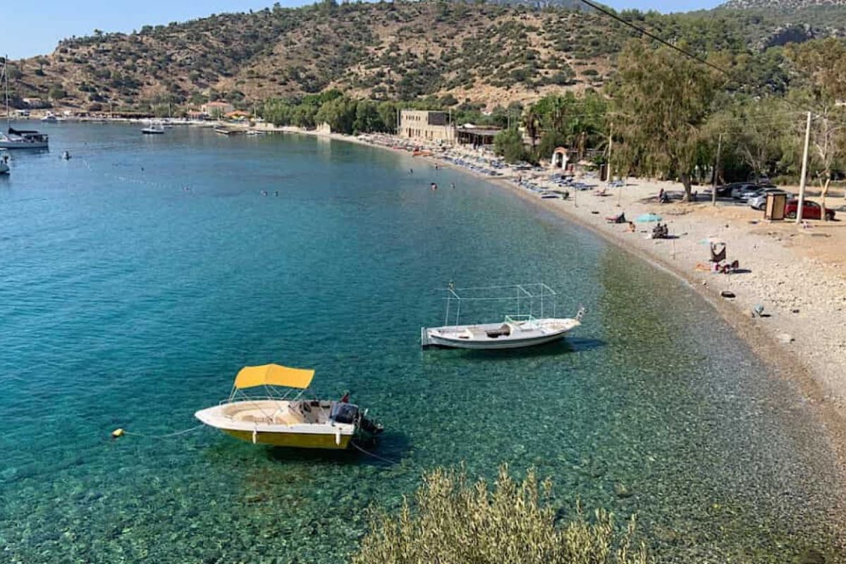 Muğla’nın doğal güzelliklerini en saf haliyle koruyan Kargı Plajı, sakin