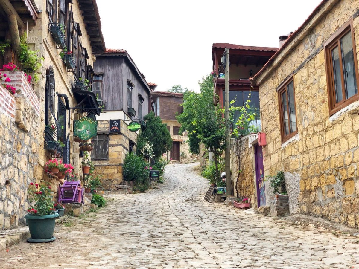 Kazdağı eteklerinde kurulu Yeşilyurt Köyü, taş mimarisi, temiz havası ve