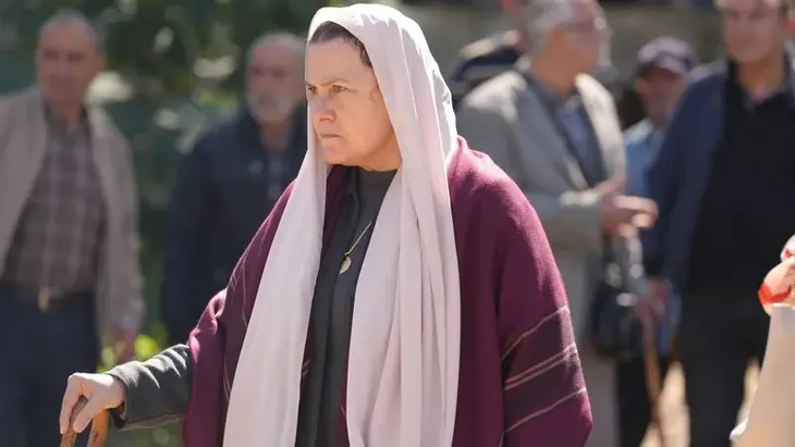 Taşacak Bu Deniz Senaristi, Dizideki Sürpriz Aşkı Açıkladı 0x0 tasacak bu denizin sirini gamze suner atay kimdir kac yasinda hangi dizilerde oynadi 1765565058530 - Marmara Bölge Gazetesi
