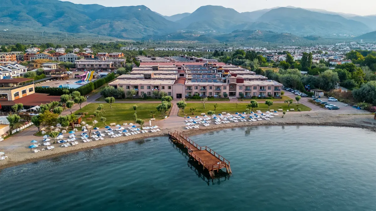Edremit’in gözde sahil noktalarından Altınoluk Halk Plajı, temiz denizi ve
