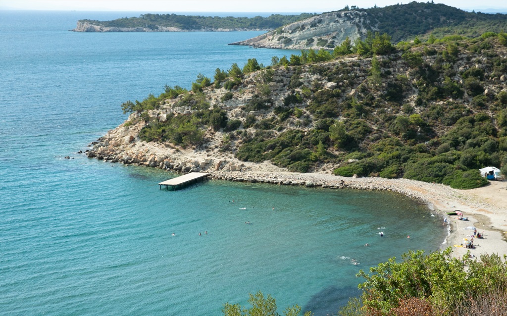 Muğla’nın bakir koyları arasında yer alan Kille Sahili, duru denizi