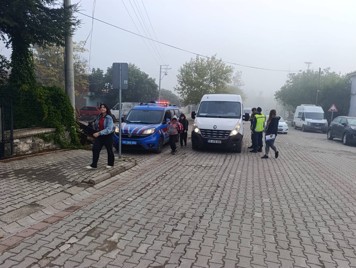 Okul Önlerinde Sıkı Tedbir: Balıkesir’de Binlerce Araç Denetlendi! 3 - Marmara Bölge Gazetesi