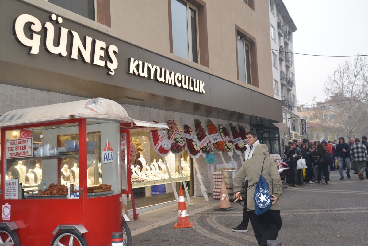 Balıkesir’de kuyumculuk sektörünün tanınan markalarından Güneş Kuyumculuk, Hisariçi Mahallesi Örücüler