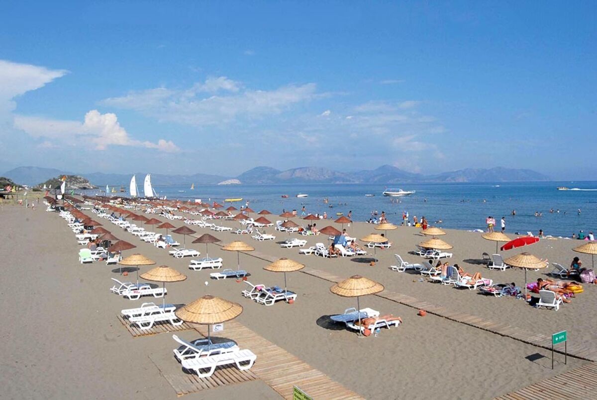 Muğla’nın Dalaman ilçesinde yer alan Sarıgerme Halk Plajı, uzun kumsalı