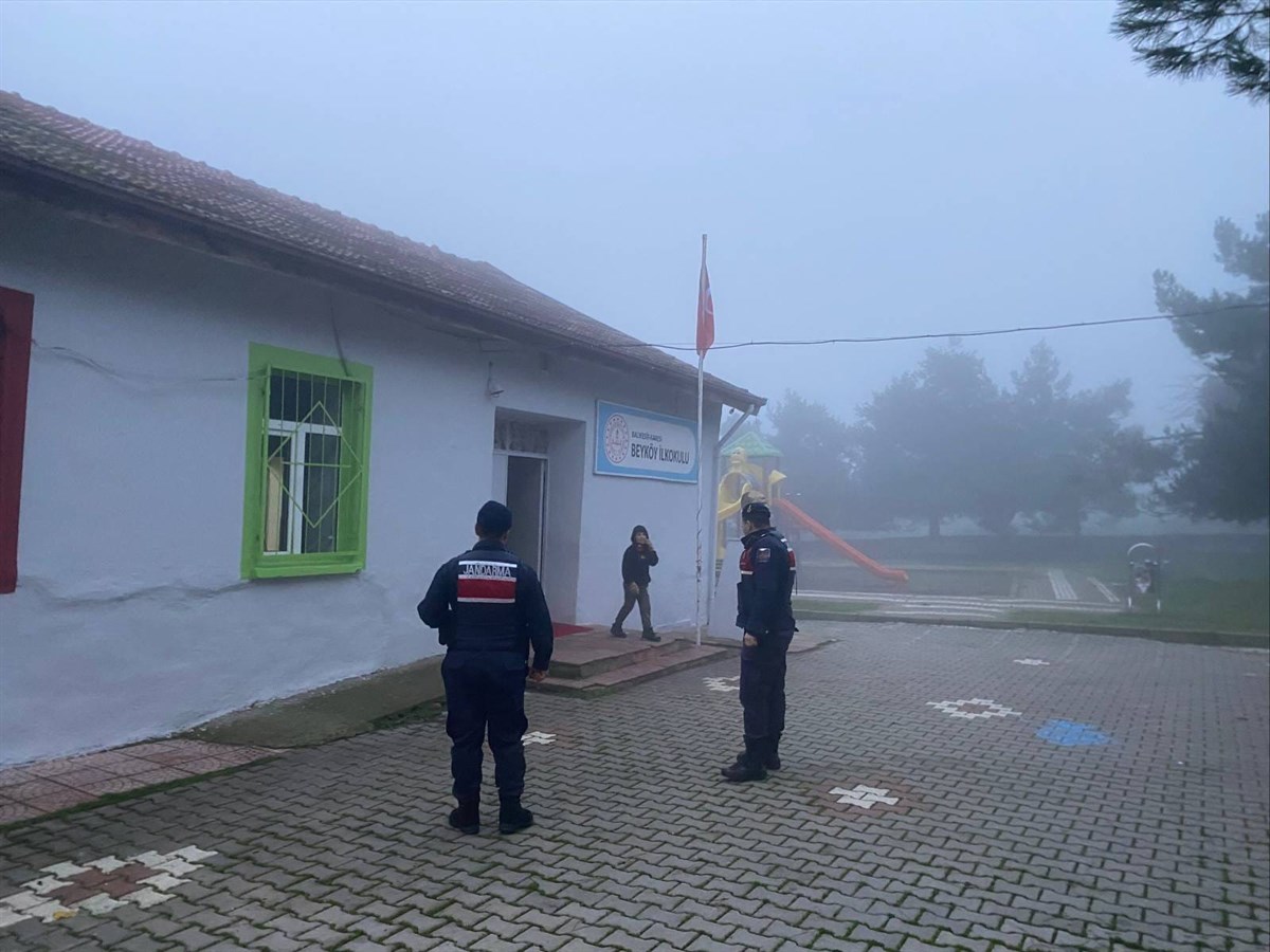 Okul Önlerinde Sıkı Tedbir: Balıkesir’de Binlerce Araç Denetlendi! 4 - Marmara Bölge Gazetesi