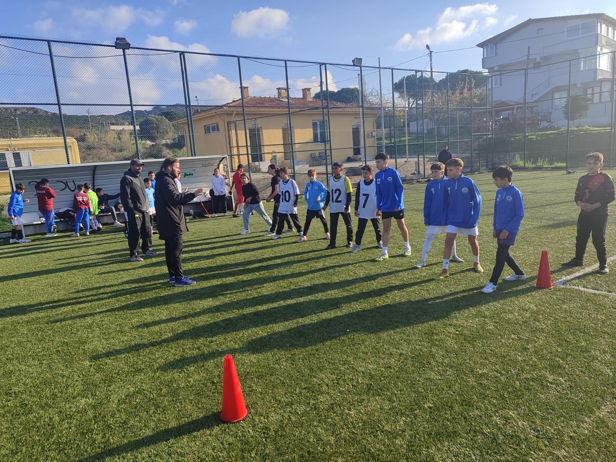 Marmara Adalar Belediyesi, ücretsiz voleybol ve futbol kurslarına katılan öğrenciler