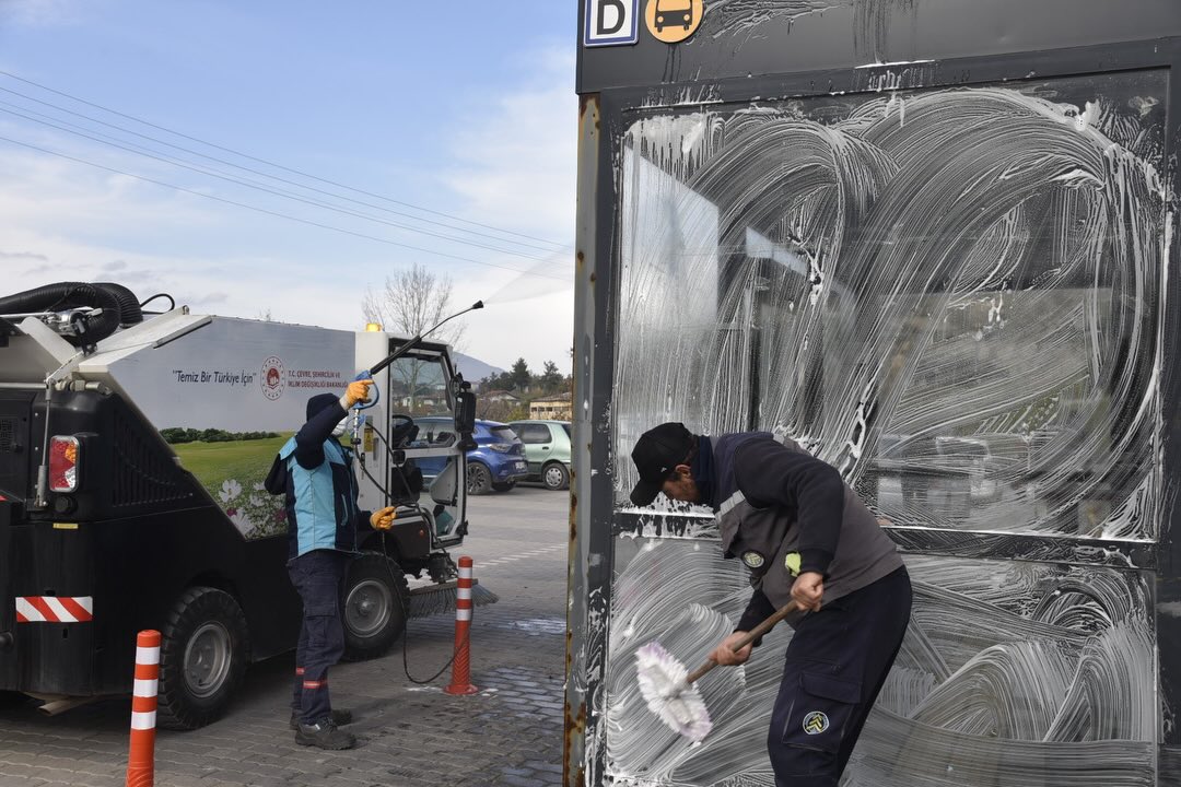 Otobüs Duraklarında Temizlik Alarmı Başladı! 589278536 18501760348079512 4022027815441808733 n - Marmara Bölge Gazetesi