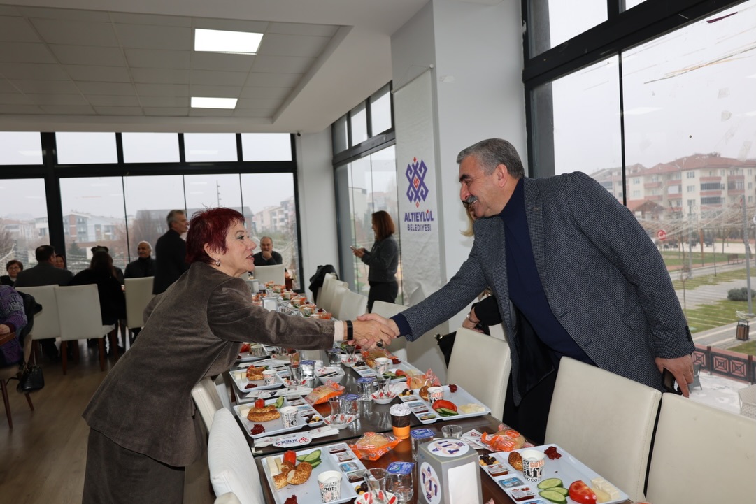 Sındırgı depremzedelerine destek olmak amacıyla İş Kadınları Dayanışma ve Araştırma