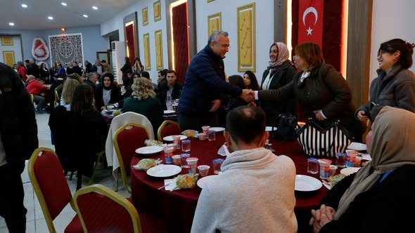 Susurluk Belediyesi ile Engelliler Derneği iş birliğiyle düzenlenen yemek programında,