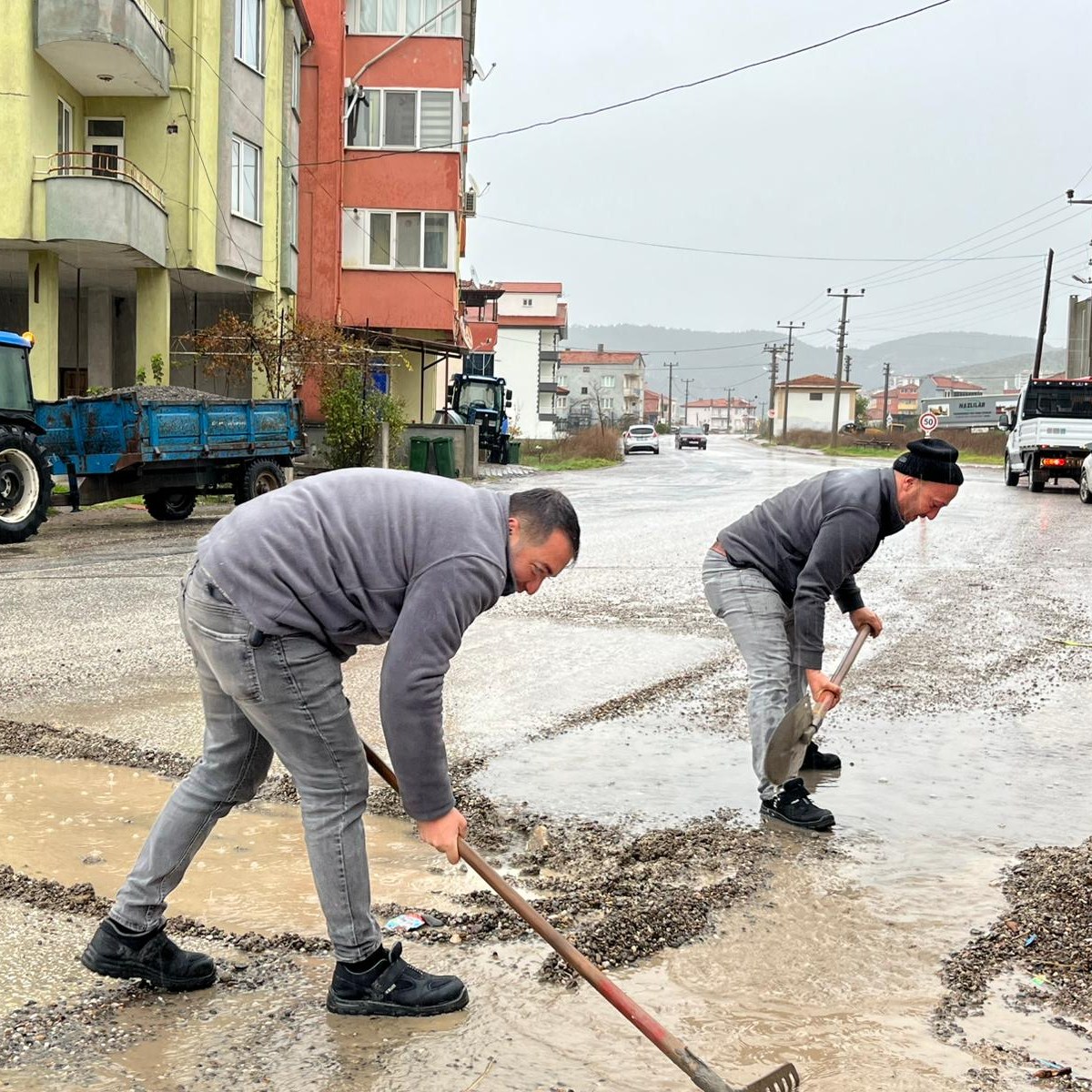 Bigadiç’te Yol Onarım Seferberliği! 591826004 122221088426300867 3332799019140409958 n - Marmara Bölge Gazetesi
