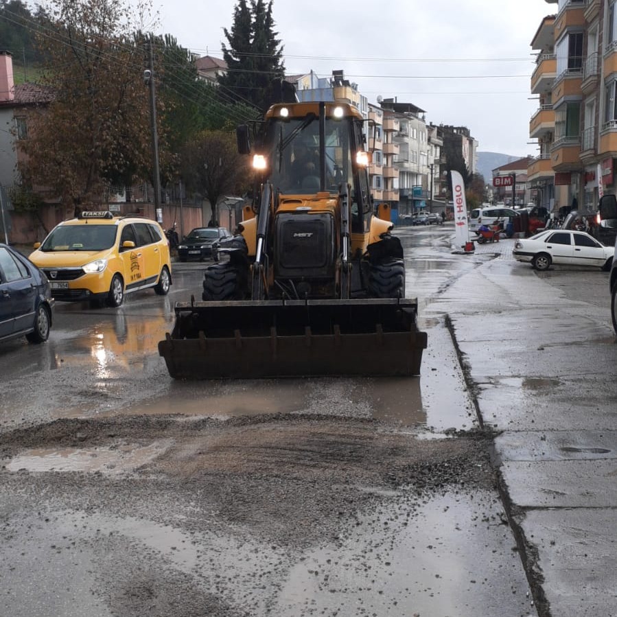 Bigadiç ilçe merkezinde uzun süredir ulaşımı olumsuz etkileyen bozuk ve